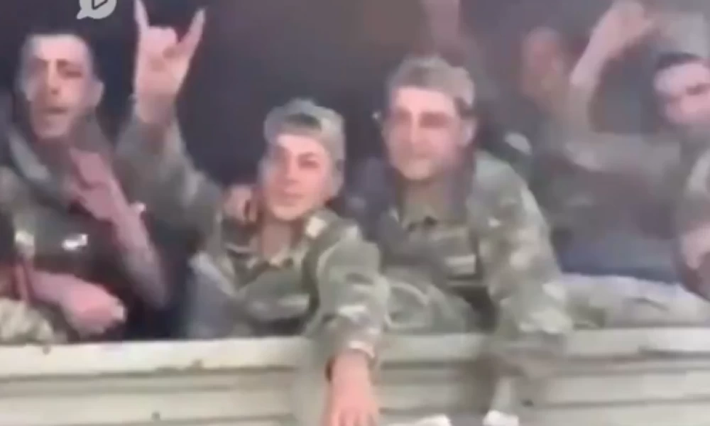 Αναίσχυντοι Αζέροι στρατιώτες βεβηλώνουν τάφους Αρμενίων